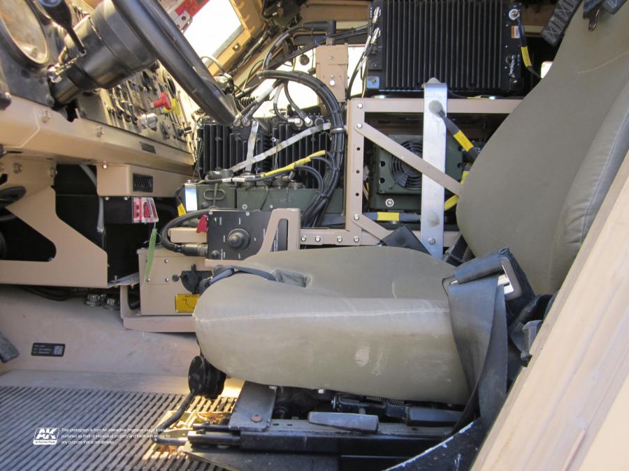 Интерьер Oshkosh M-ATV 2009 года  (фото 387 из 676)